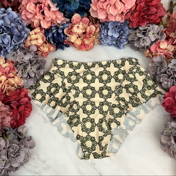 Retro Green Geometric Ruffled Wrap Top Bikini - Picture 11 of 16